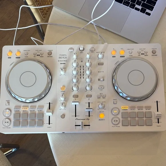 White DDJ-FLX4 Pioneer DJ Controller 2025 - Picture 2 of 4